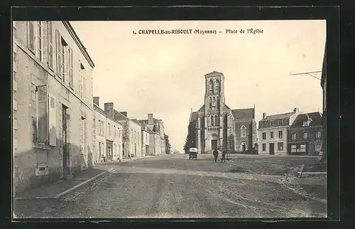 AK La Chapelle-au-Riboul, Place de l`Église, Strassenpartie mit Kirche