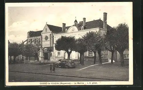 AK Cossé-le-Vivien, La Mairie, Rathaus und Kirche