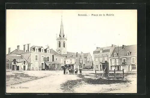 AK Renazé, Place de la Mairie, Rathaus und Kirche im Sonnenschein