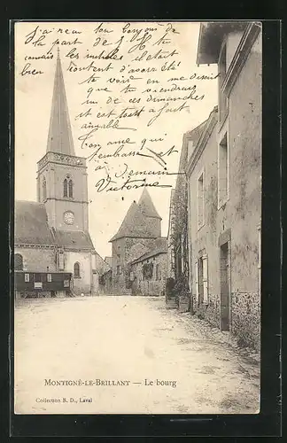 AK Montigné-le-Brillant, Le Bourg, Strassenpartie mit Blick zur Kirche
