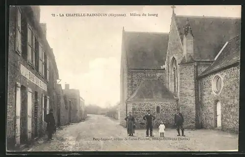 AK La Chapelle-Rainsouin, Milieu du Bourg, Strassenpartie an der Kirche