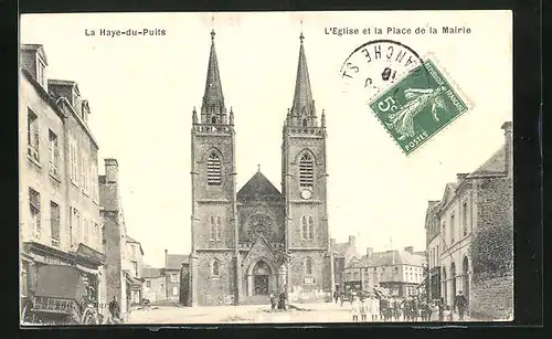 AK La Haye-du-Puits, L`Eglise et la Place de la Mairie
