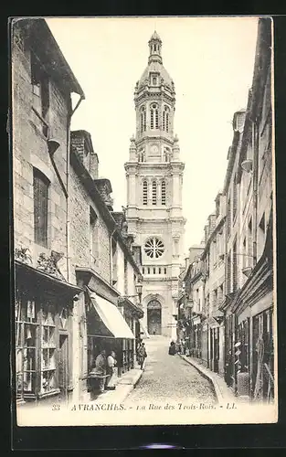 AK Avranches, La Rue des Trois-Rois