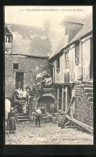 AK Villedieu-les-Poeles, la cour du foyer