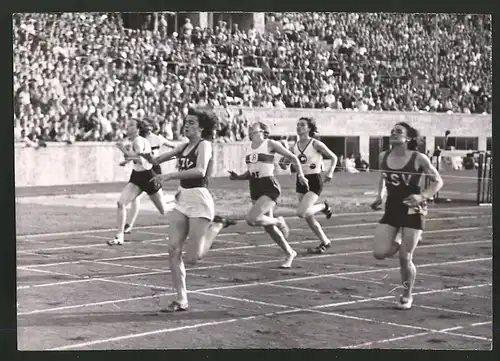 Fotografie Ansicht Berlin, Grossdeutsche Meisterschaften der Leichtathleten, 100 m Lauf der Frauen, Siegerin Kühnel