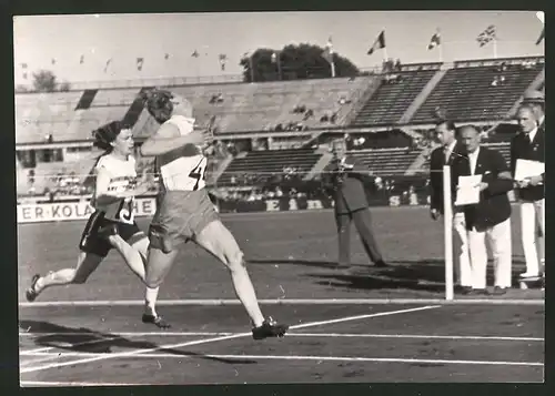 Fotografie Ansicht Wien, Leichtathletik-Europameisterschaften der Frauen im Prater Stadion, Fanny Koen im Ziel