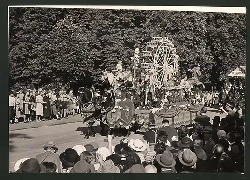 Fotografie Ansicht Wien, Blumenkorso, Praterhüttenverband im Festzug