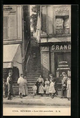 AK Sèvres, Les 144 marches