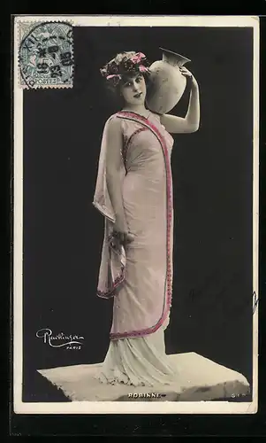 Foto-AK Atelier Reutlinger, Paris: Junge Dame mit Wasserkrug auf der Schulter