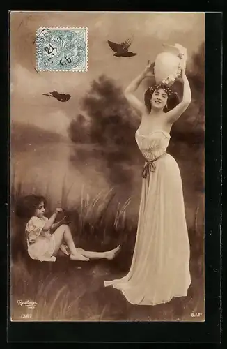 Foto-AK Atelier Reutlinger, Paris: Hübsche junge Frau im Kleid mit Krug auf dem Kopf