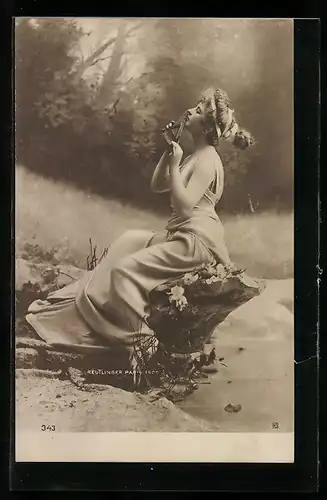 Foto-AK RPH Nr. 343: Junge Frau spielt Panflöte