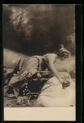 Foto-AK Atelier Reutlinger, Paris, junge Frau sitzt am Teich auf einem Felsen