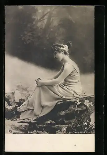 Foto-AK Atelier Reutlinger, Paris: Junge Dame auf einem Felsen in nebliger Landschaft