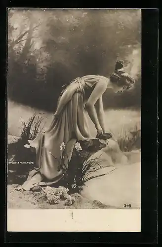 Foto-AK Atelier Reutlinger, Paris: Mädchen schaut in`s Wasser