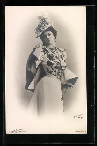 Foto-AK Atelier Reutlinger, Paris: Elegante Dame mit Hut und Stola