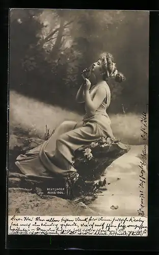 Foto-AK Atelier Reutlinger, Paris: Junge Dame mit Panflöte in einer Landschaft