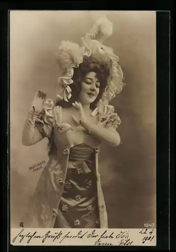 Foto-AK Atelier Reutlinger, Paris: Dame mit gerüschtem Federhut in exaltierter Pose