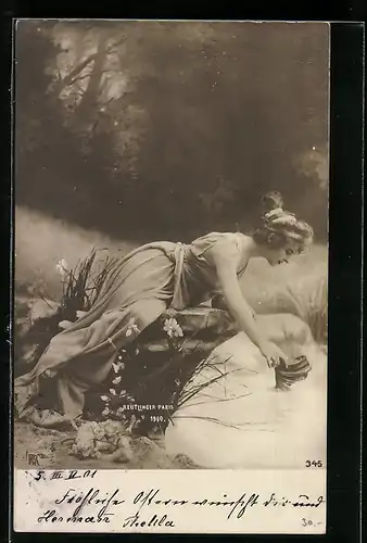 Foto-AK Atelier Reutlinger, Paris, junge Frau sitzt am Teich auf einem Felsen