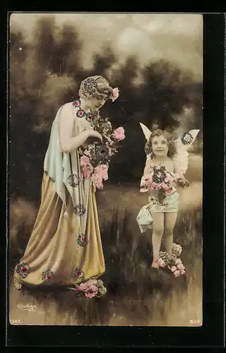 Foto-AK Atelier Reutlinger, Paris: Frau und Mädchen mit Flügeln pflücken Blumen