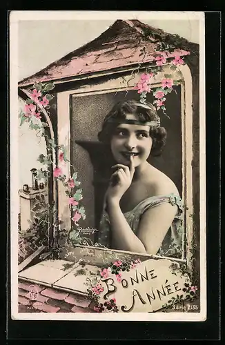 Foto-AK Atelier Reutlinger, Paris: Hübsches Mädchen aus einem Fenster schauend