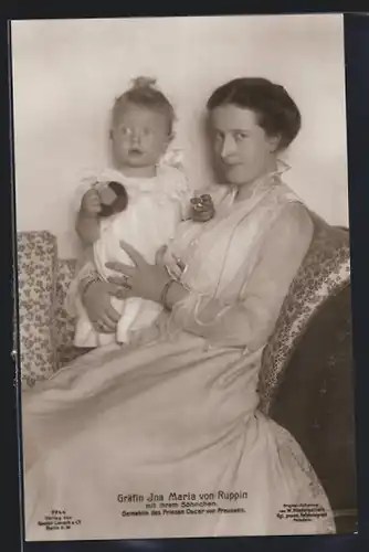 AK Gräfin Ina Maria von Ruppin mit ihrem Sohn im Arm