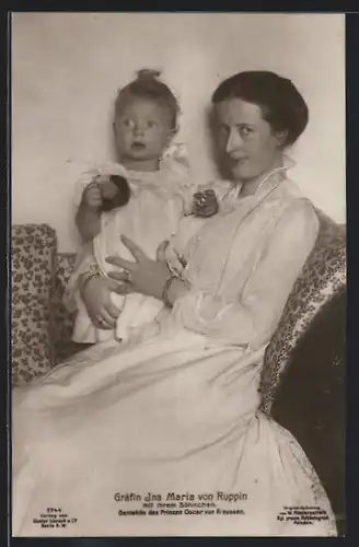 AK Gräfin Ina Maria von Ruppin mit ihrem Sohn im Arm
