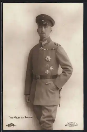 AK Prinz Oskar von Preussen in Feldgrau mit Orden, Bajonett und Portepee