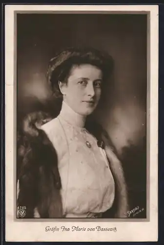 AK Portrait Gräfin Ina Marie von Bassewitz mit Pelzstola