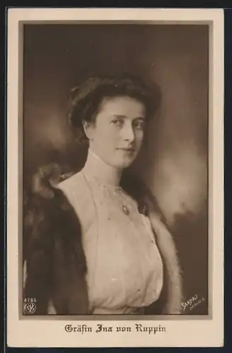 AK Portrait Gräfin Ina Marie von Bassewitz mit Pelzstola