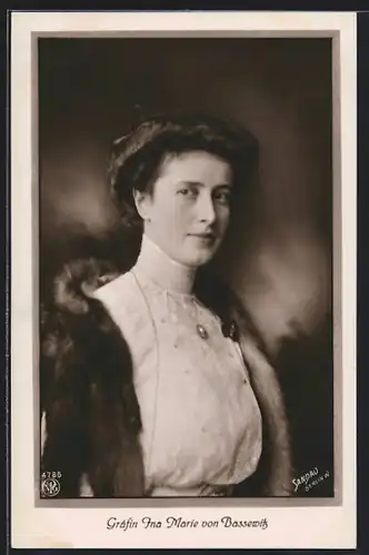 AK Portrait Gräfin Ina Marie von Bassewitz mit Pelzstola