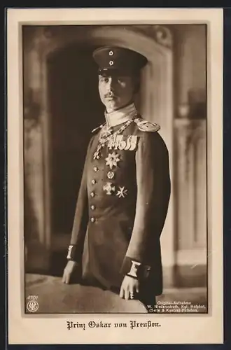 AK Prinz Oskar von Preussen in Uniform an einem Tisch stehend