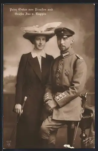 AK Prinz Oskar von Preussen als Soldat in Uniform und Gräfin Ina von Ruppin