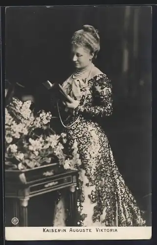 AK Kaiserin Auguste Victoria von Preussen im Kleid mit Perlenkette ein Buch lesend