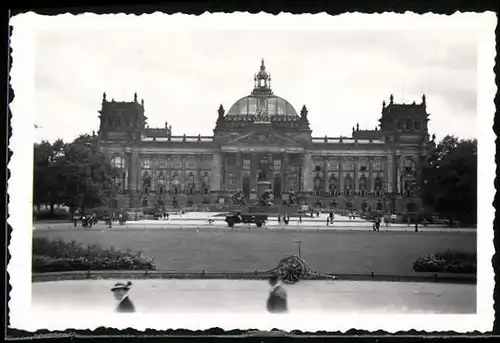 Fotografie unbekannter Fotograf, Ansicht Berlin, Reichstag mit Bismarckdenkmal