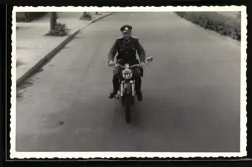 Fotografie Motorrad MZ-ES, DDR Polizist Volkspolizei