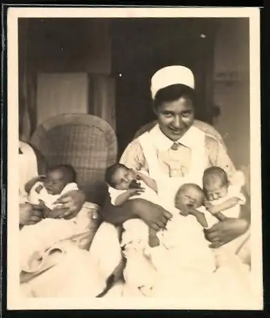 Fotografie Rot Kreuz Krankenschwester mit Babies im Arm