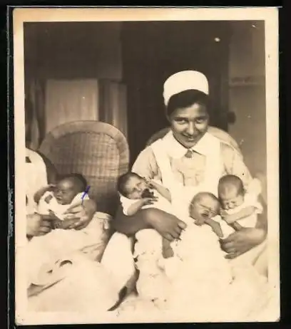 Fotografie Rot Kreuz Krankenschwester mit vielen Babies im Arm