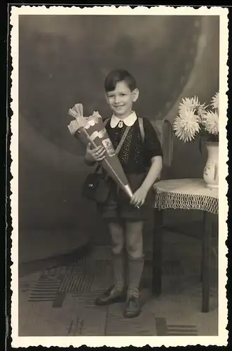 Fotografie Otto K. Teschner, Kyritz, Einschulung / 1. Schultag, Schulknabe mit Zuckertüte / Schultüte & Schulranzen