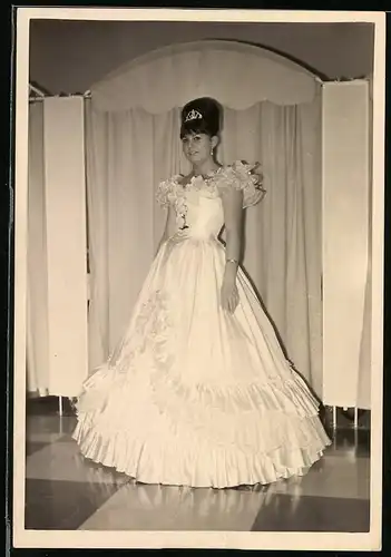 Fotografie Brautmode, hübsche junge Brünette im Hochzeitskleid