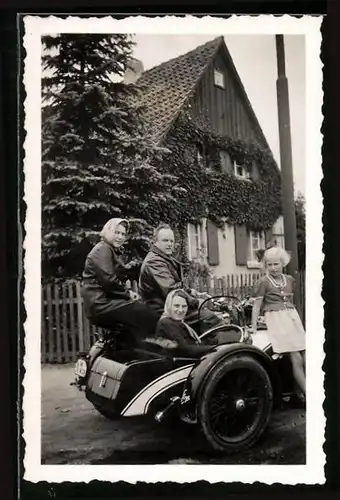 Fotografie Motorrad NSU mit Stoye Seitenwagen, Familie fährt Krad