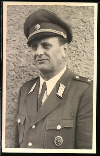 Fotografie Polizei, Polizist in Uniform mit Schirmmütze & Sportabzeichen