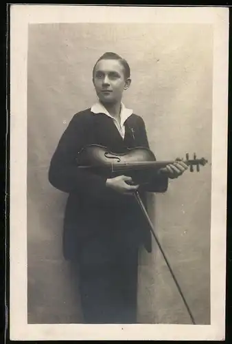 Fotografie Musiker, junger Violinist mit Geige / Violine