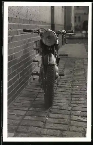 Fotografie Motorrad NSU 250ccm, Krad auf Bürgersteig abgestellt