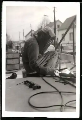 Fotografie Bauarbeiter benutzt Schweissgerät auf einer Hausbaustelle