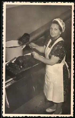 Fotografie Köchin bei der Zubereitung von Rollbraten