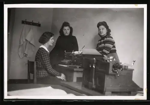 Fotografie Sekretärin vor Schreibmaschine, Typewriter sitzend
