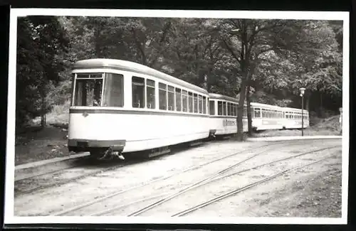 Fotografie P. Boehm, Ansicht Bielefeld, Strassenbahn-Triebwagen auf Abstellgleis am Sennefriedhof