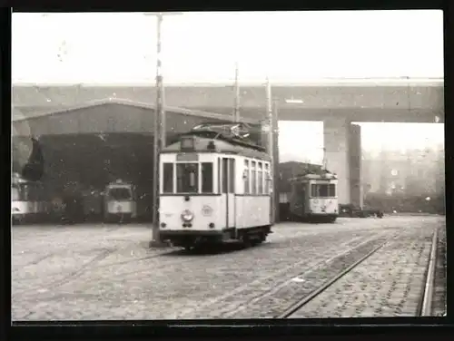 Fotografie P. Boehm, Ansicht Duisburg, Strassenbahn - Triebwagen im Depot