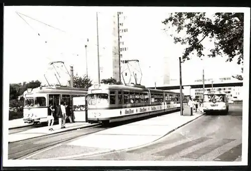 Fotografie P. Boehm, Ansicht Duisburg, Strassenbahn - Triebwagen Nr. 2266 an einer Haltestelle