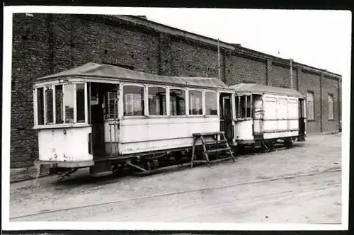 Fotografie P. Boehm, Ansicht Duisburg, Strassenbahn - Triebwagen Nr. 261 als Ersatzteilspender im Depot